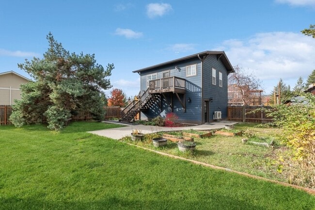 Building Photo - 2 bedroom, 1 bath apartment, close to downtown Whitefish