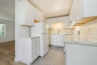 Building Photo - Fully Remodeled 2?Bedroom Apartment in Buckman Neighborhood