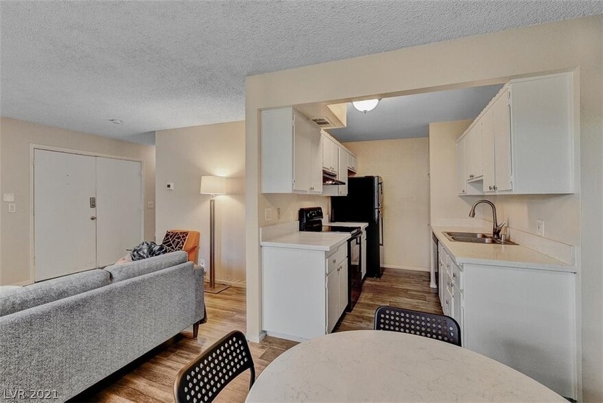 Building Photo - 3417 Villa Knolls South Dr
