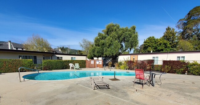 Building Photo - Nicely updated 2 bedroom/2bath condo