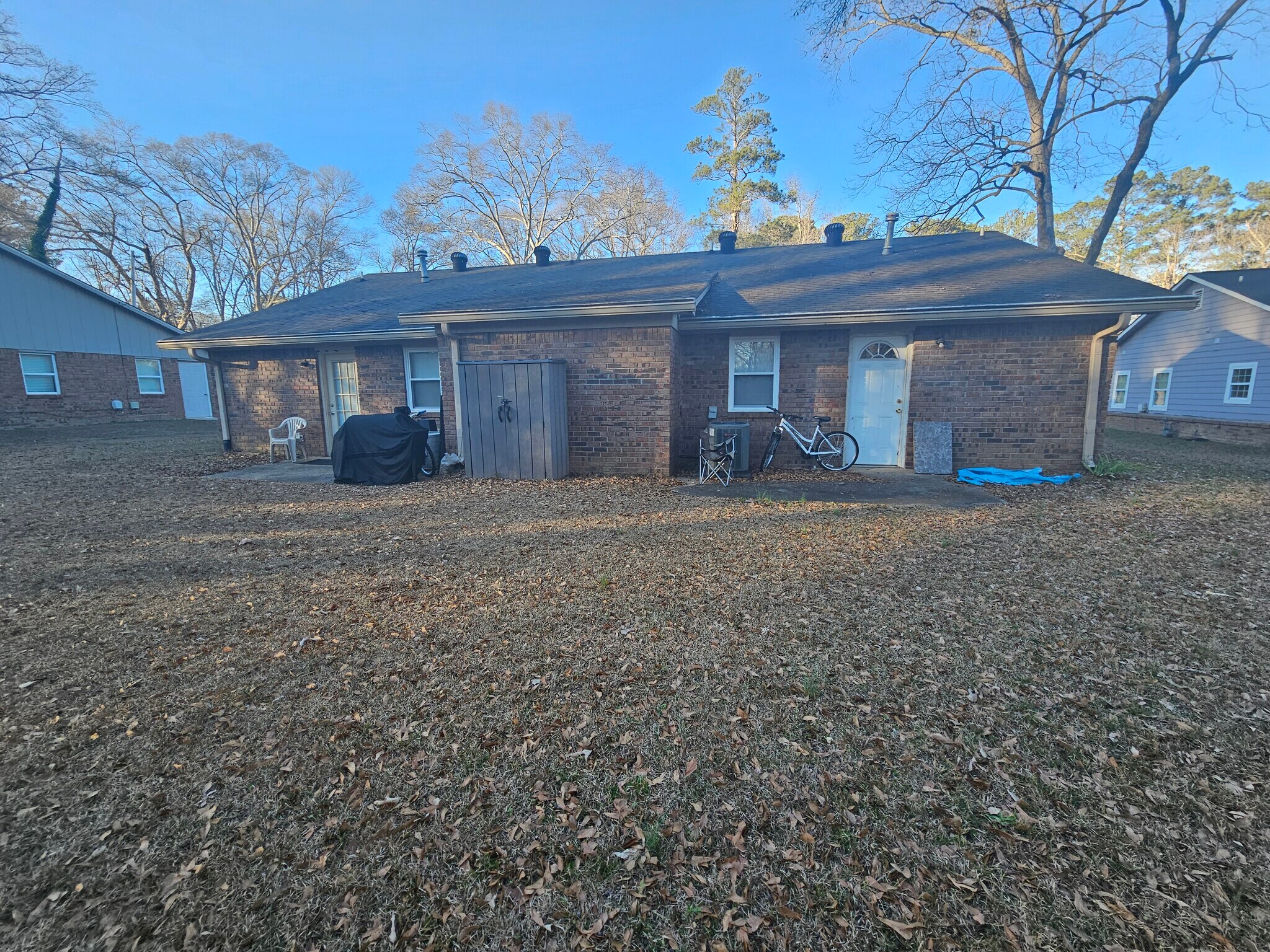 Large backyard and patio area - 2501 Washington St