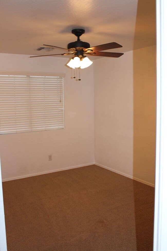 Building Photo - 4 bed 2.5 bath Magic Ranch Home