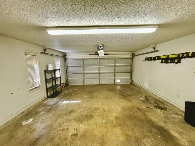 Building Photo - Pre-leasing for early July move in!