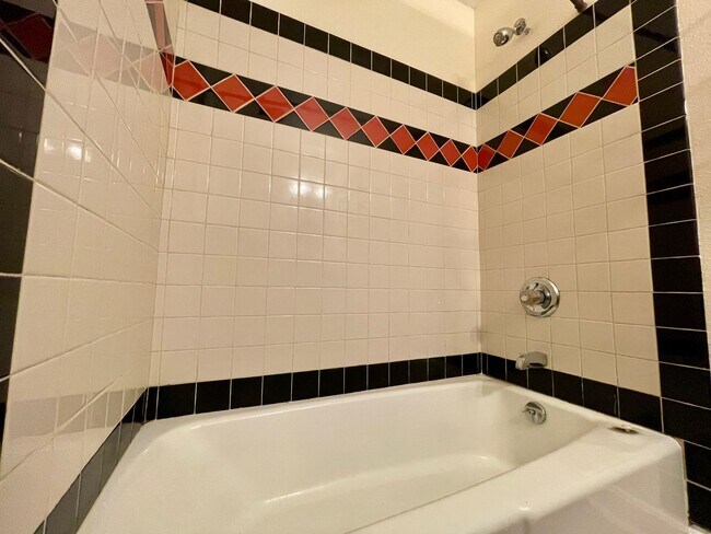 Building Photo - Gresham Duplex with Private Yard and a Single Car Garage! Gresham Station!