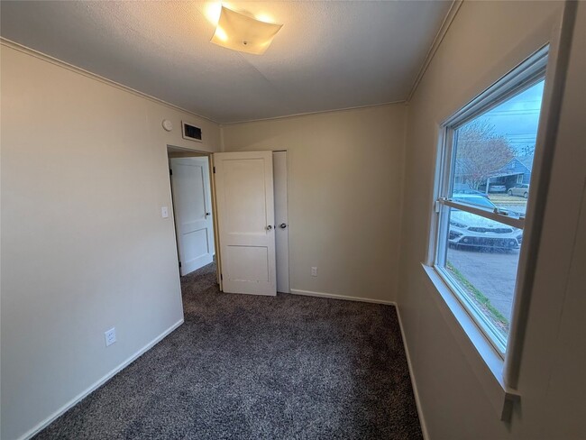 Building Photo - 1139 W 36th St