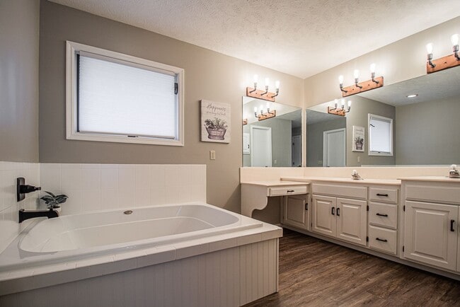 Building Photo - Stunning 4 Bedroom / 2.5 Bathroom Home | P...