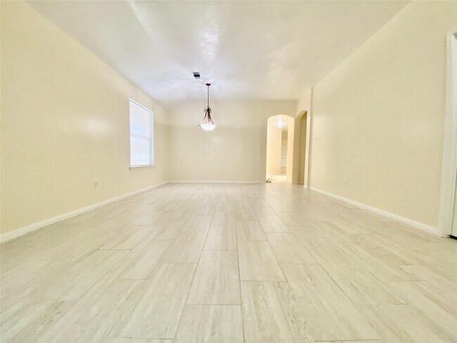 Building Photo - 20334 Linden Tree Dr