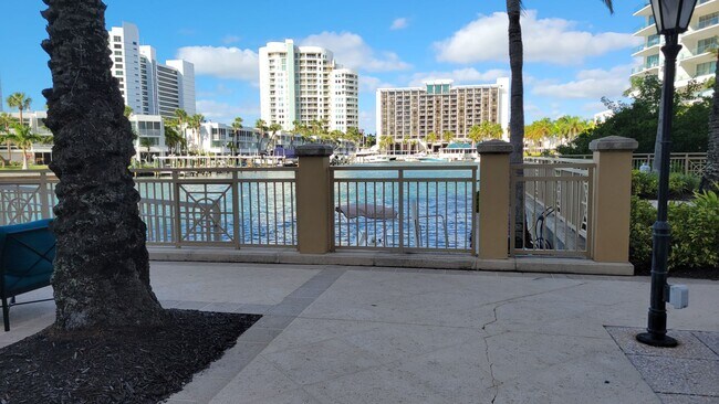 Building Photo - Seasonal/short term 3/2 renovated Ritz Carlton beauty with long water views