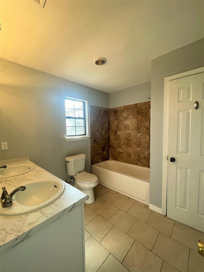 Building Photo - 131 Dennis Dr