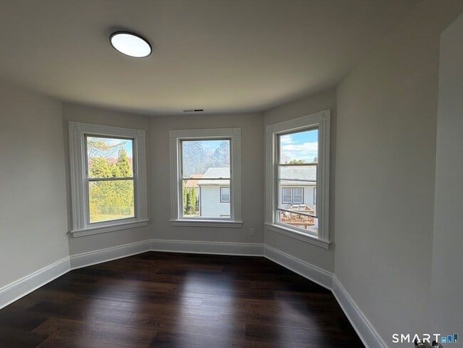 Building Photo - 316 W Main St