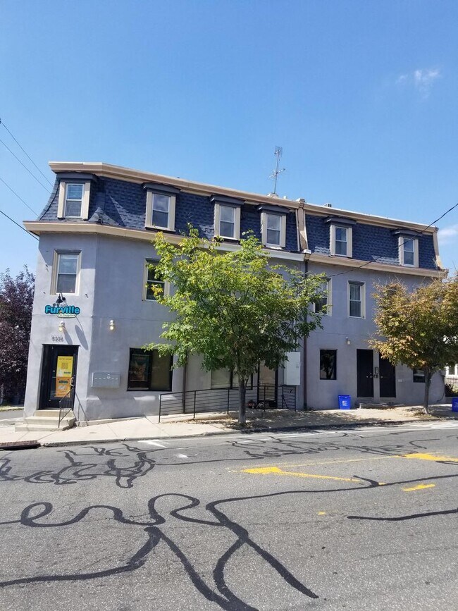 Building Photo - Spacious newly renovated Bi-Level 1 bedroo...