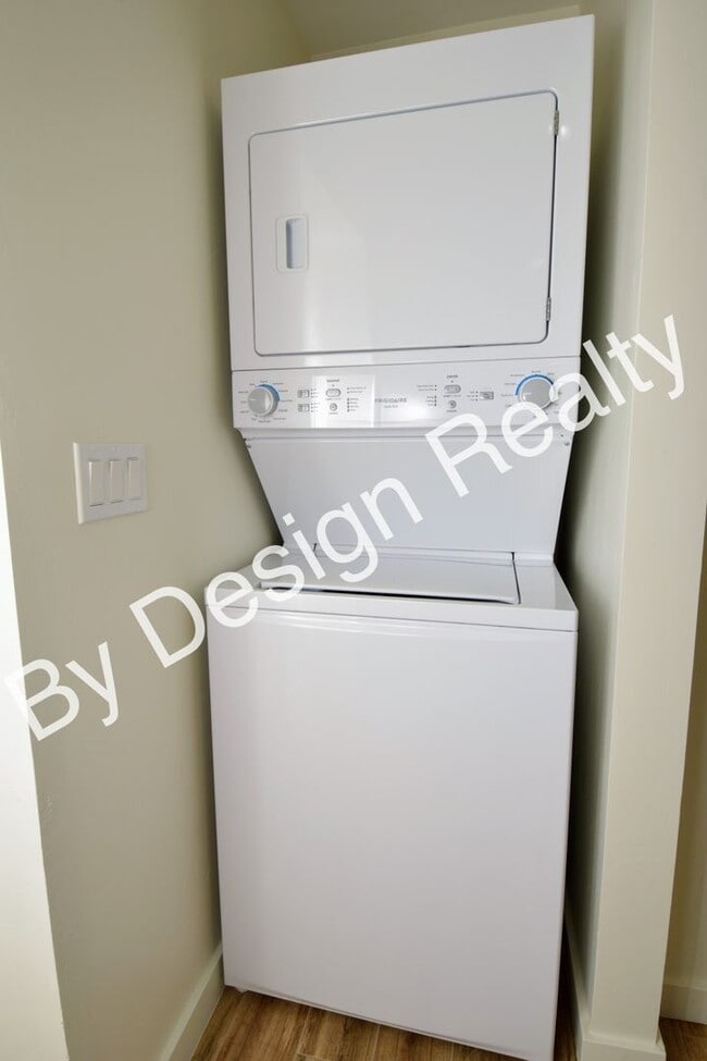 Building Photo - Contemporary 1 Bed 1 Bath with Beautiful Finishes, Private Yard & Off-Street Parking