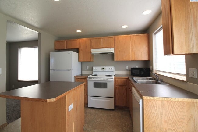 Building Photo - 3 Bed, 2.5 Bath House in West Pasco