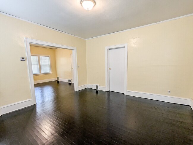 Building Photo - 1304 W Ring St