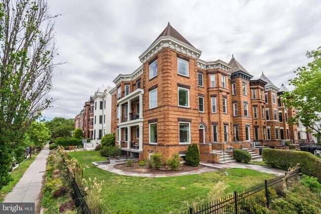 Primary Photo - 1249 Kenyon St NW