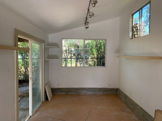 Artist's studio - 5495 Fairfax Ave