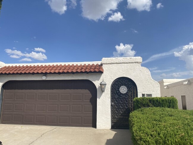 Building Photo - 320 Thunderbird Dr