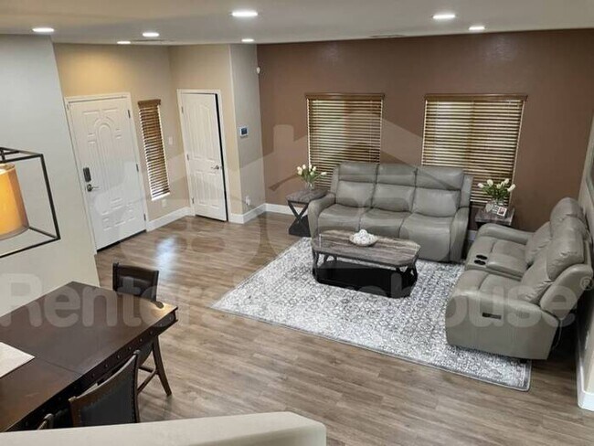 Building Photo - North Phoenix 4bed 2.5ba 2car POOL Oasis
