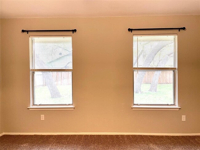 Building Photo - 703 Twin Oak Trail