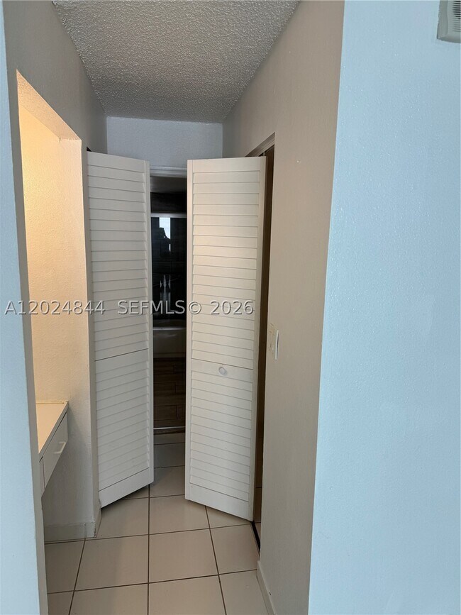 Building Photo - 907 N Miami Beach Blvd