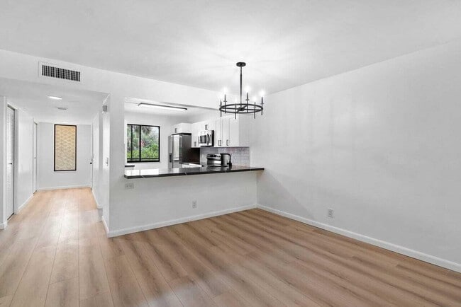 Building Photo - 341 Lakeview Dr