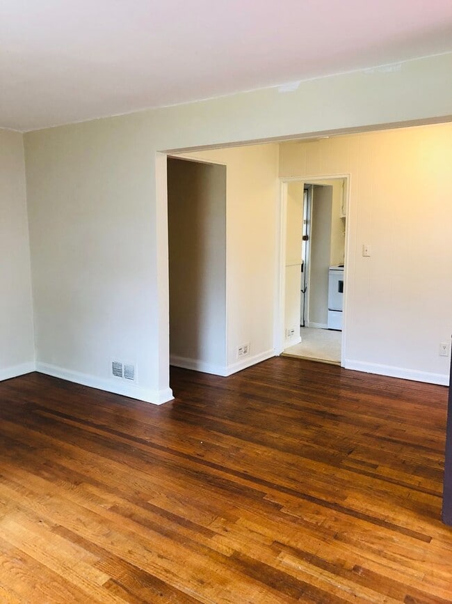 Building Photo - Adorable 3 bdrm/1 bath Home Located in Desirable West End!