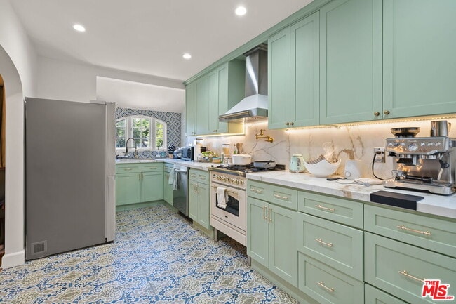 Building Photo - 962 S Plymouth Blvd