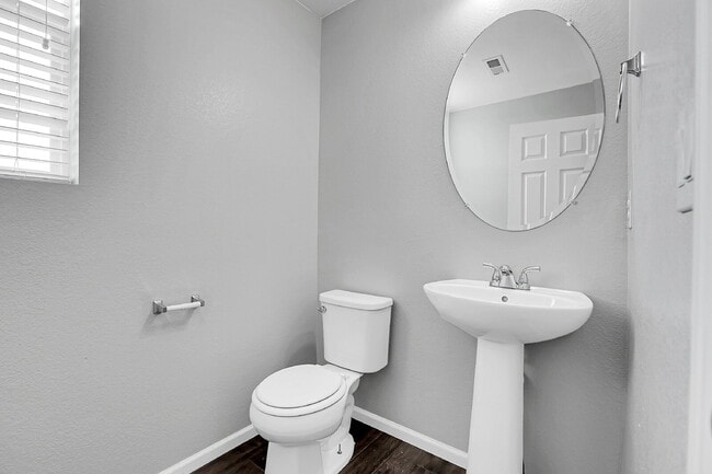 Building Photo - $2,750.00, 3 bed, 2.5 bath located in Denver