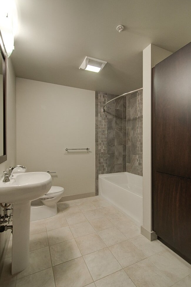 Building Photo - Great 2bd 2ba condo in Downtown/South Lake...