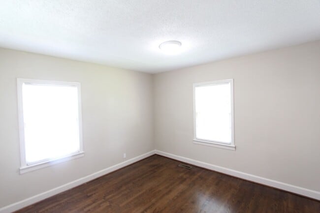 Building Photo - Belview Beauty!  Cute ! Cute! Cute! New on...