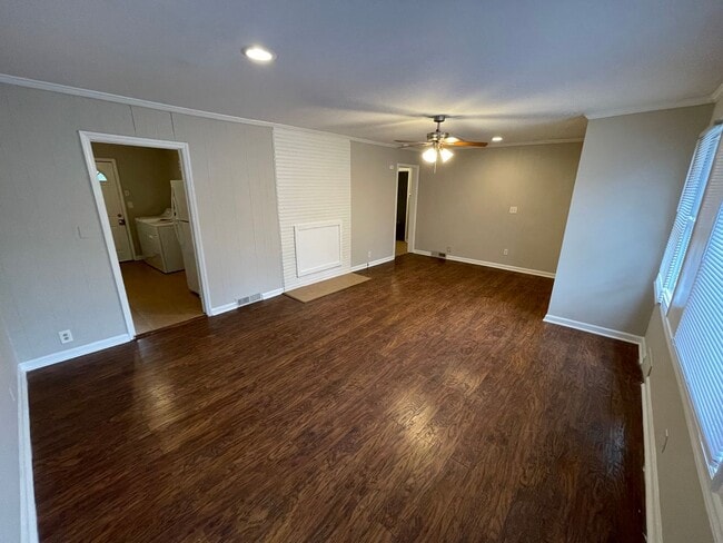 Building Photo - Charming 3 Bedroom Home Just Outside Uptown!