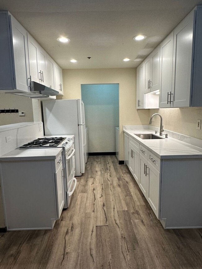 Building Photo - 3 bedroom 2 bath Windsong Condo ~ Includes...