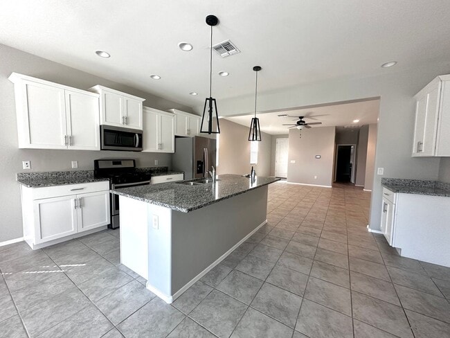 Building Photo - Stunning 4-bedroom, 2-bathroom home located in the vibrant community of Sahuarita, AZ