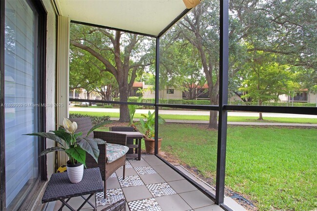 Building Photo - 405 Lakeview Dr