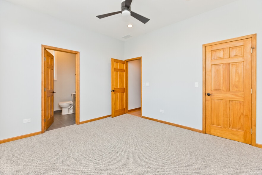 Building Photo - 2336 N Greenview Ave