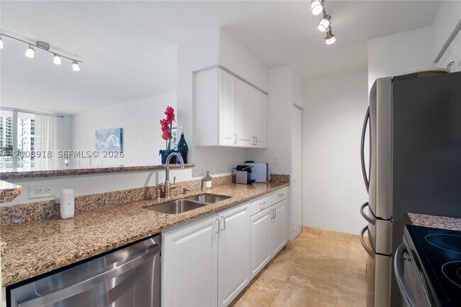 Building Photo - 1155 Brickell Bay Dr