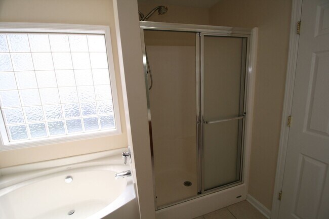 Building Photo - Willow Bend Home. 1st Floor Primary Bedroo...