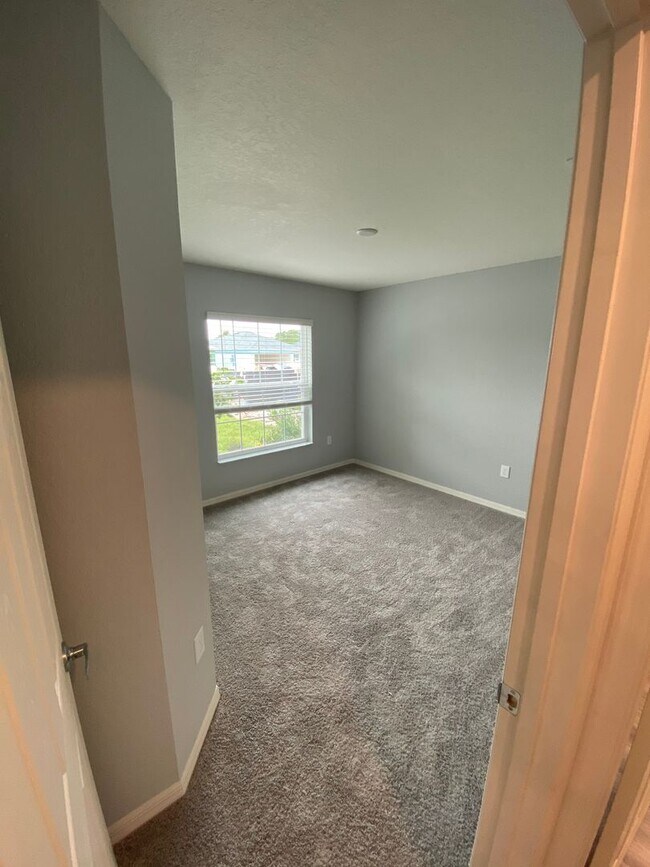 Building Photo - 595 Lorient Drive