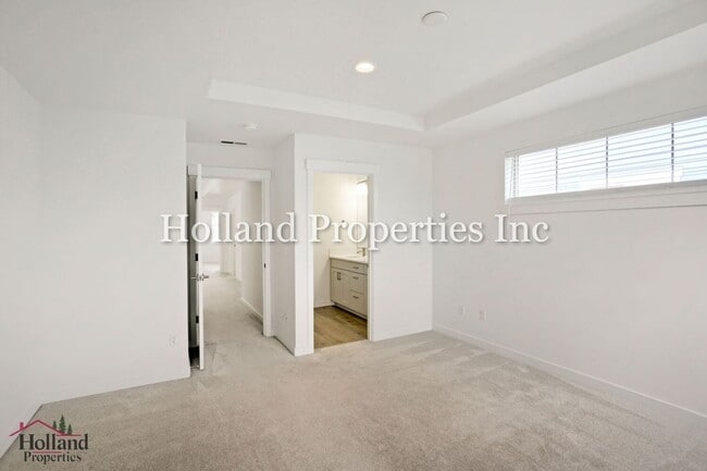 Building Photo - 8162 SE Reddington St