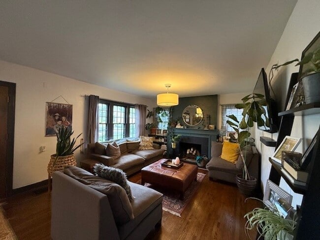 Building Photo - Beautiful 4 Bedroom Home