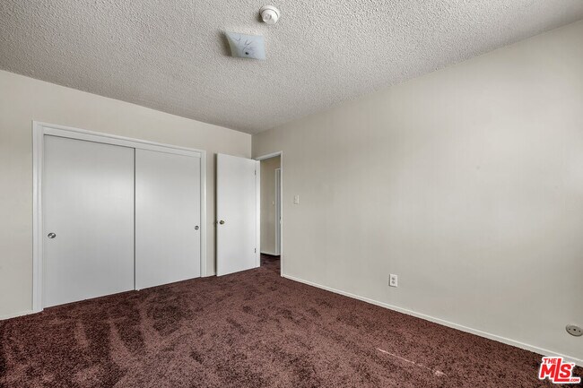 Building Photo - 1095 W 39th St