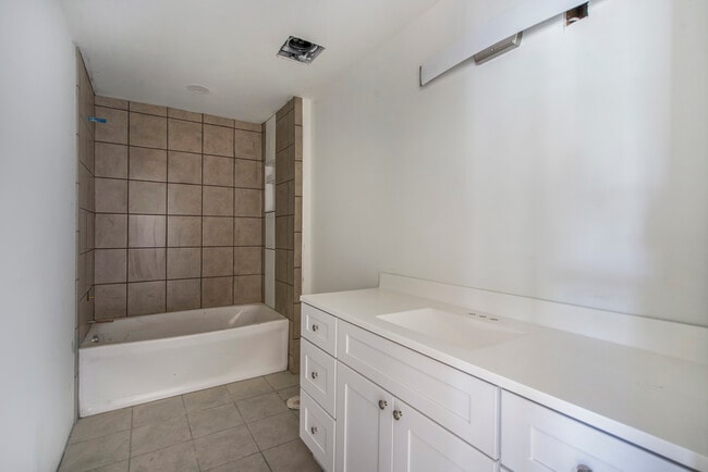 Building Photo - 624 Spring