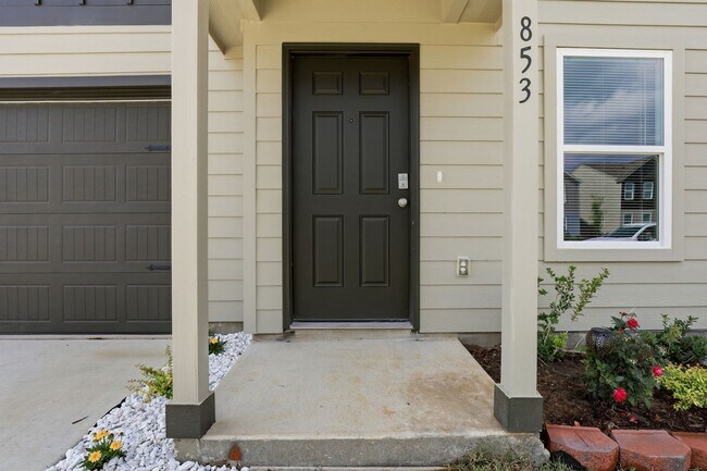 Building Photo - Contemporary in Cleburne!
