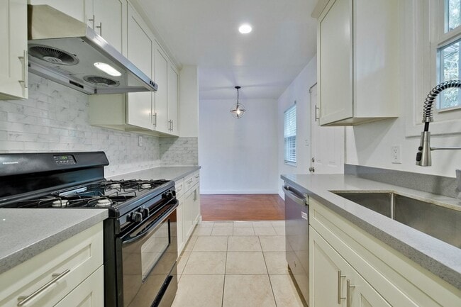 Building Photo - I Street