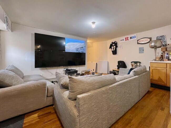 Building Photo - 415 1st St