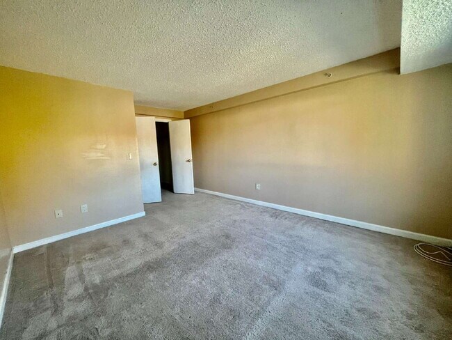 Building Photo - 1 BED/1 BATH TOP FLOOR CONDO UNIT HEAT/HW INCLUDED