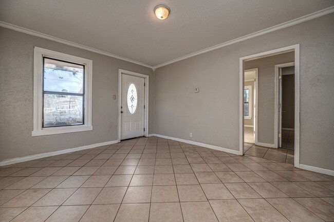 Building Photo - 3 BEDROOM 1 BATHROOM BRICK HOME FOR RENT!