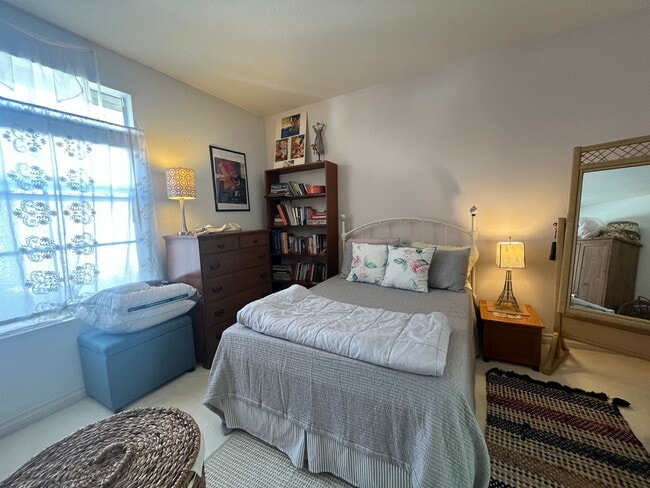 Building Photo - Stylish Second-Floor Condo in Sabre Springs – San Diego