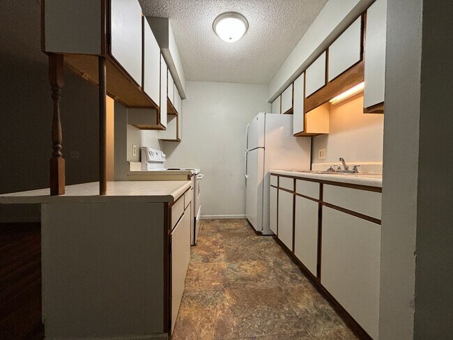 Building Photo - 1 Bedroom, 1 Bath Apartment at the Brookside Apartments