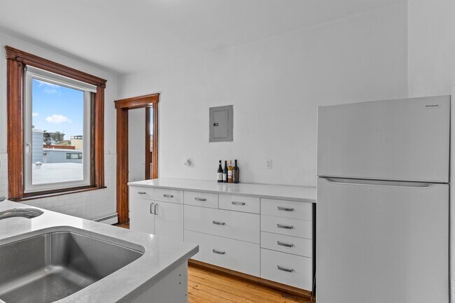 Building Photo - 201 19th St